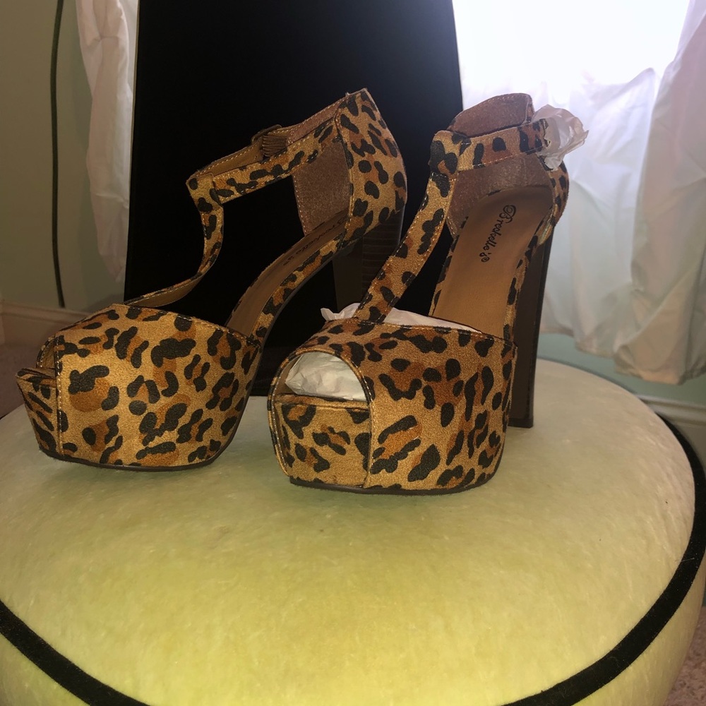 NWT Breckelle’s platform shoes